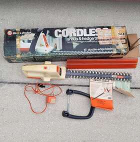 8184 Black Decker Vtg And Cordless Shrub Hedge Trimmer W Charger Manual Box For Parts