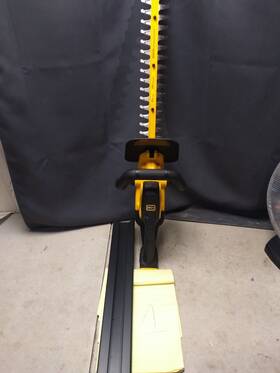 Dcht821br Dewalt 20v Max 22 Inch Hedge Trimmer Tool Only